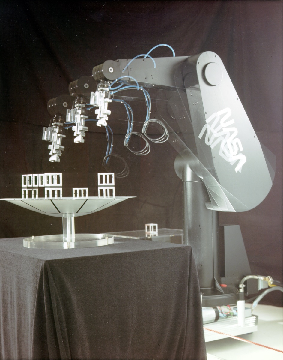 PUMA 560 — robot przemysłowy o sześciu stopniach swobody, klasyczny obiekt badawczy w robotyce